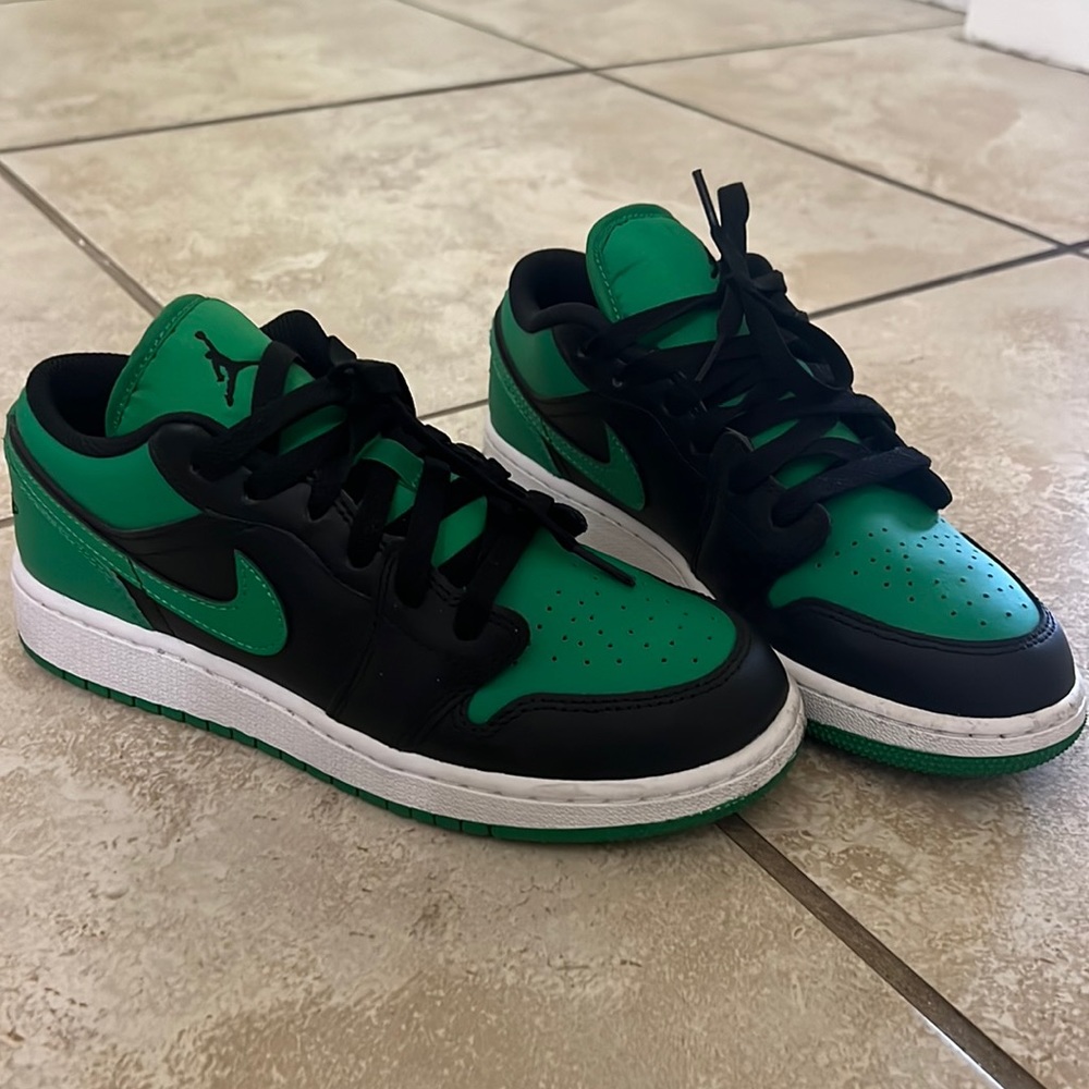 Nike Boys size 5 LIKE NEW